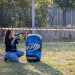 ...e una ragazza che, nonostante abbia in mano un grosso Magnum X2 superdrum, ha deciso di adottare una tattica prudente sparando protetta da un gonfiabile